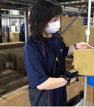 ヤマエ久野株式会社　音声ピッキング作業の様子